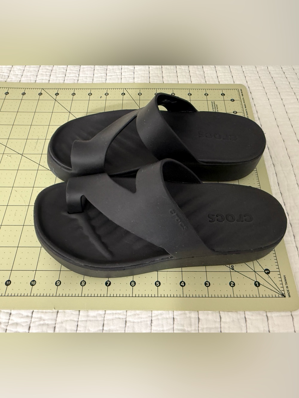CROCS women’s platform toe loop sandal